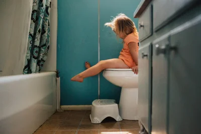 Девочка в туалет