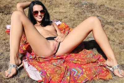 Голая брюнетка в очках раздвигает ноги