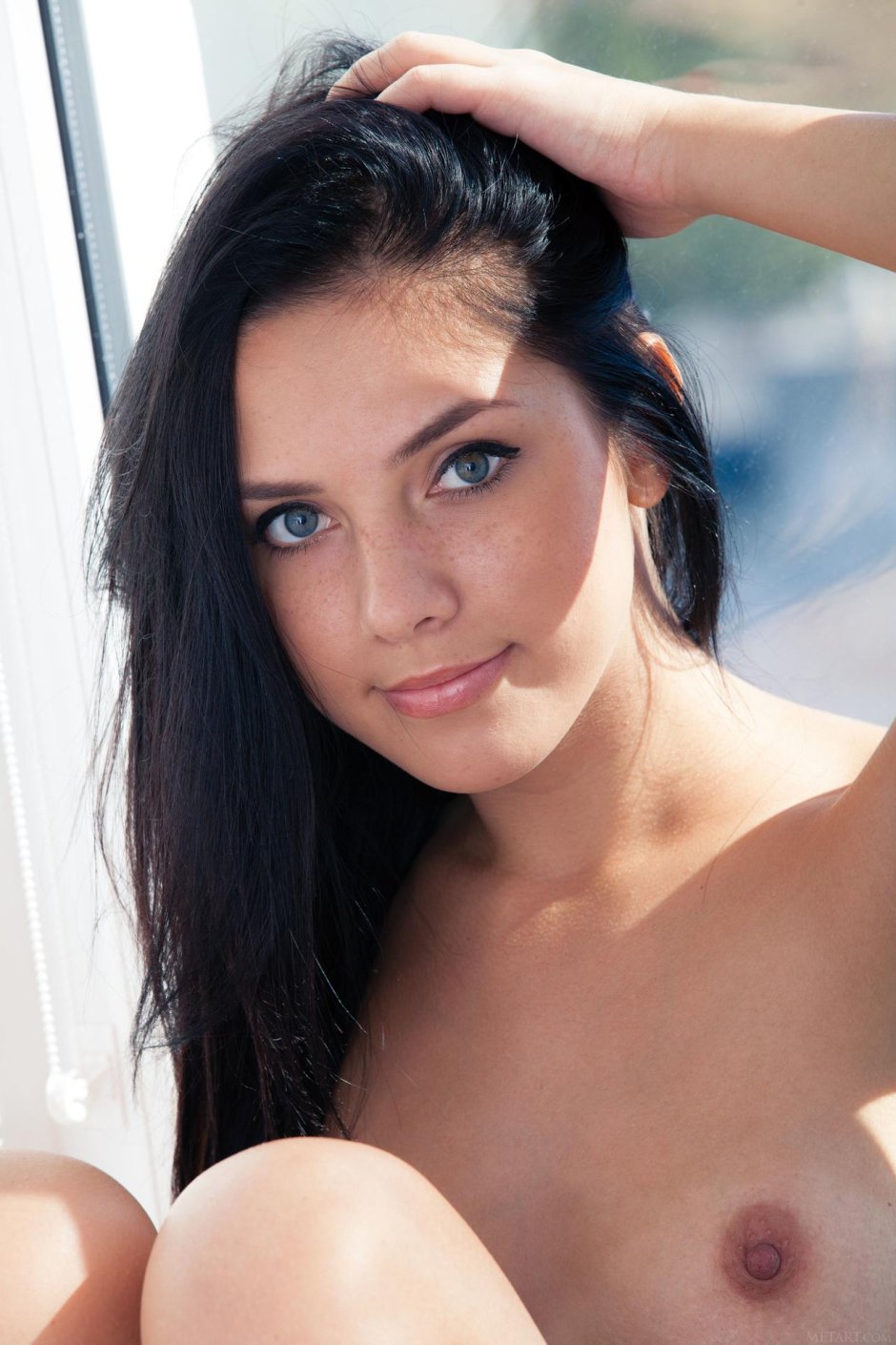 Голая брюнетка