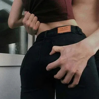 Сжал ягодицы девочки