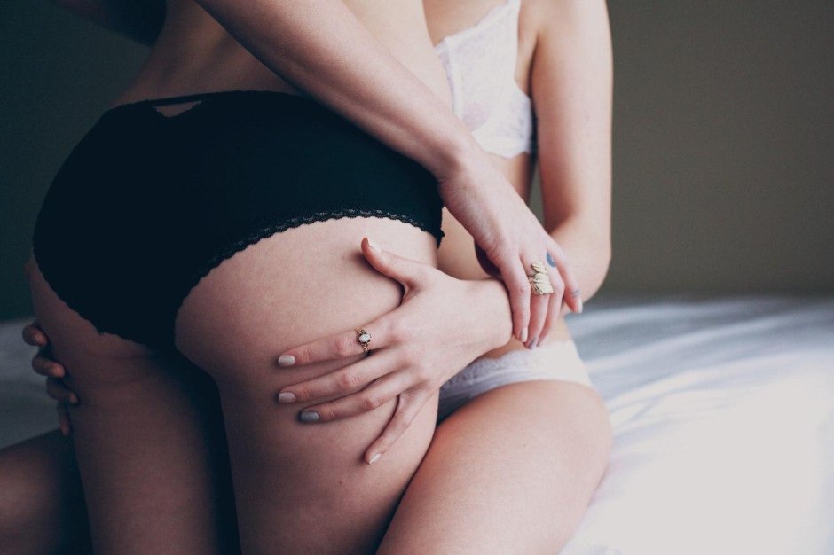 Сжал ягодицы девушки