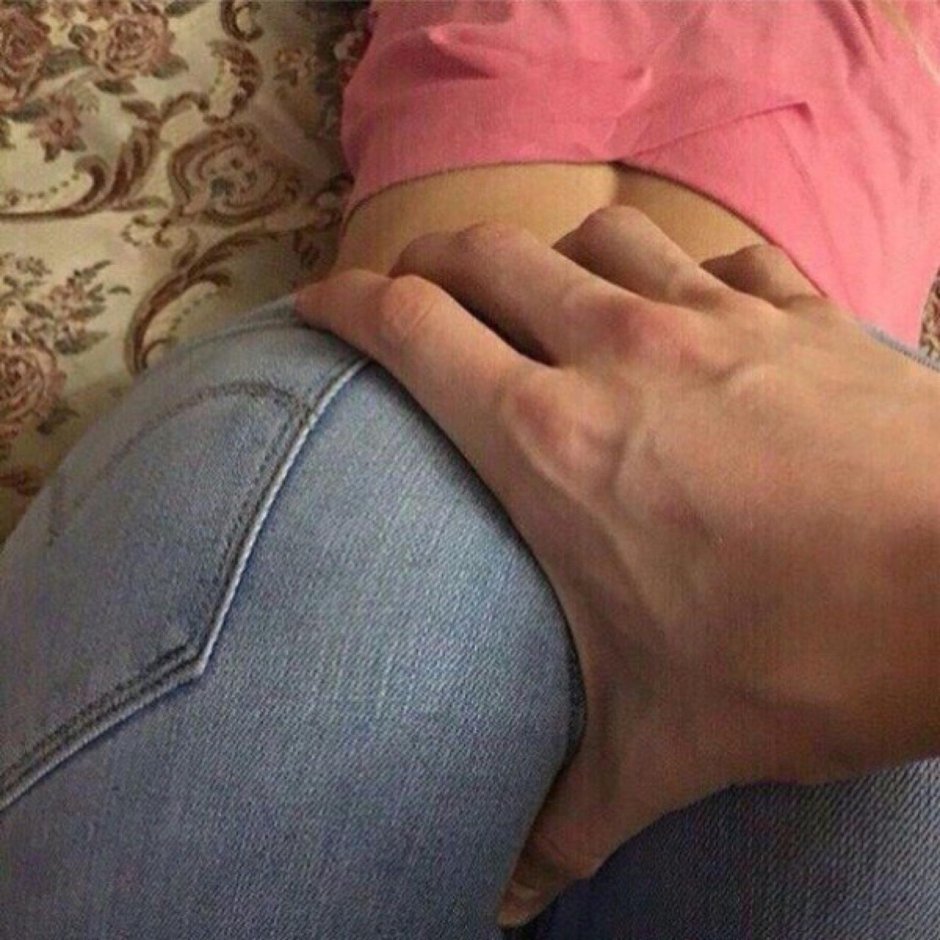 Сжал ягодицы