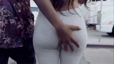 Лапает попу