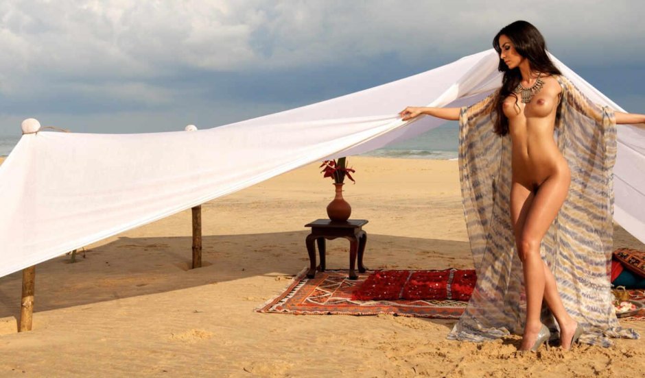 Девушка в пустыне