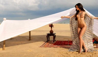 Девушка в пустыне