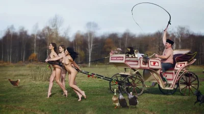 Голые женщины запряженные в повозки