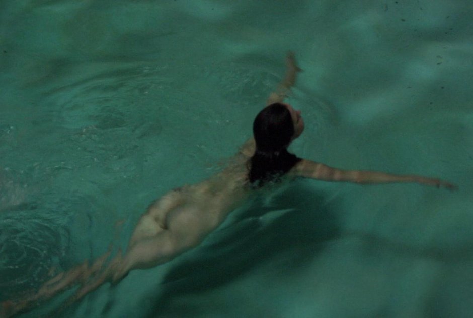 Девушки плавают голышом