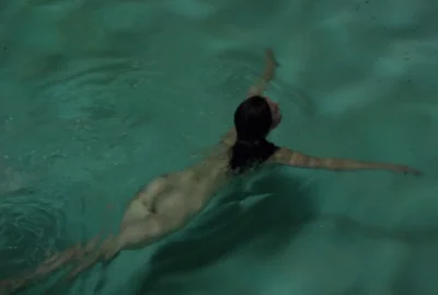 Девушки плавают голышом