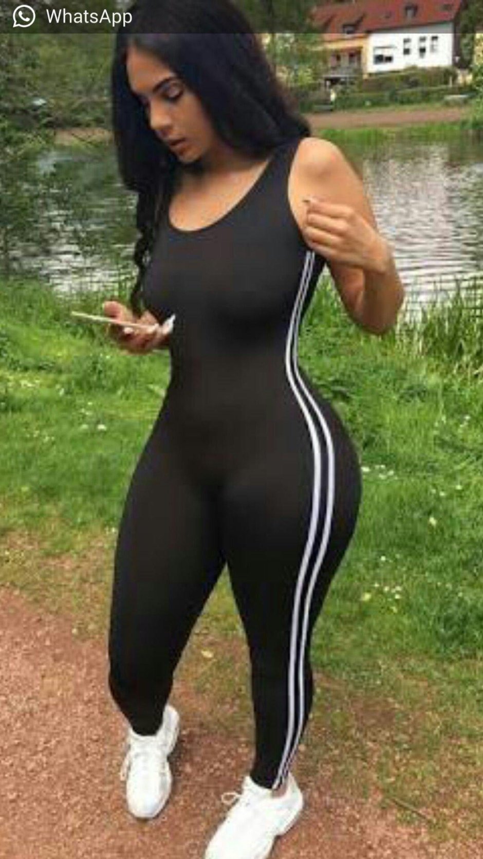 Девушка в обтягивающем спортивном костюме