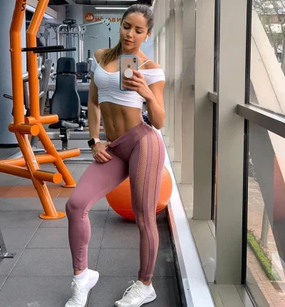 Девушки в спортивных лосинах