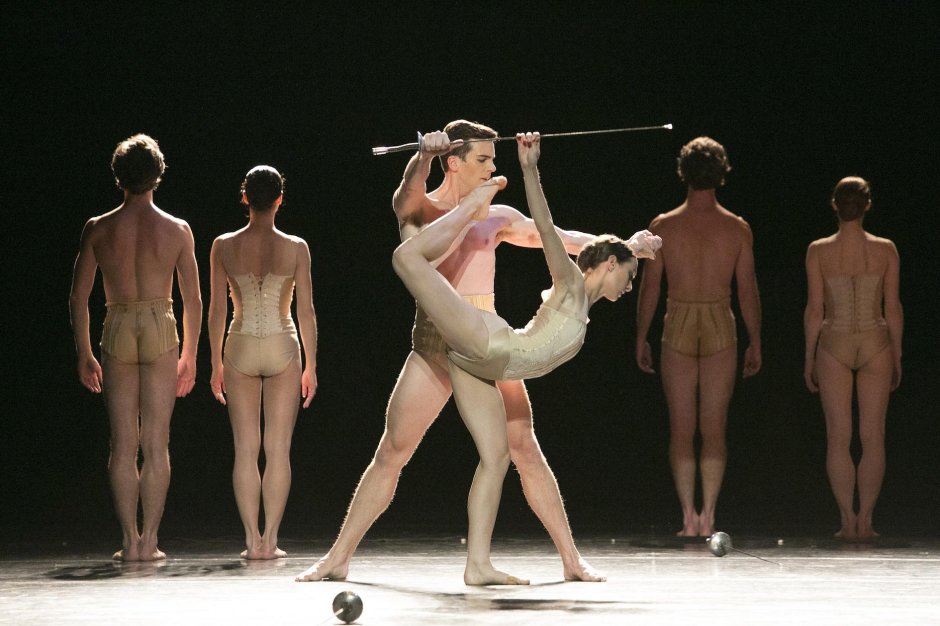 Балет топлесс