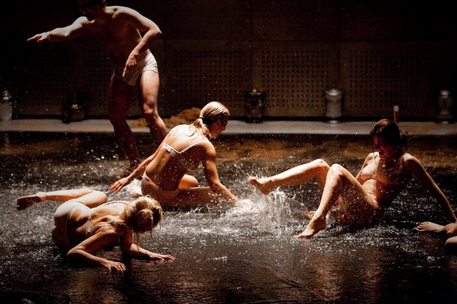 Шоу танцы под дождем искушение