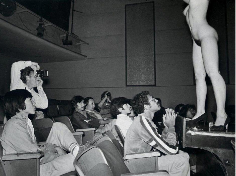 Голые женщины в театре ретро