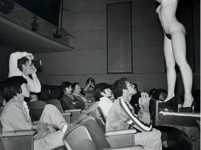 Голые женщины в театре ретро