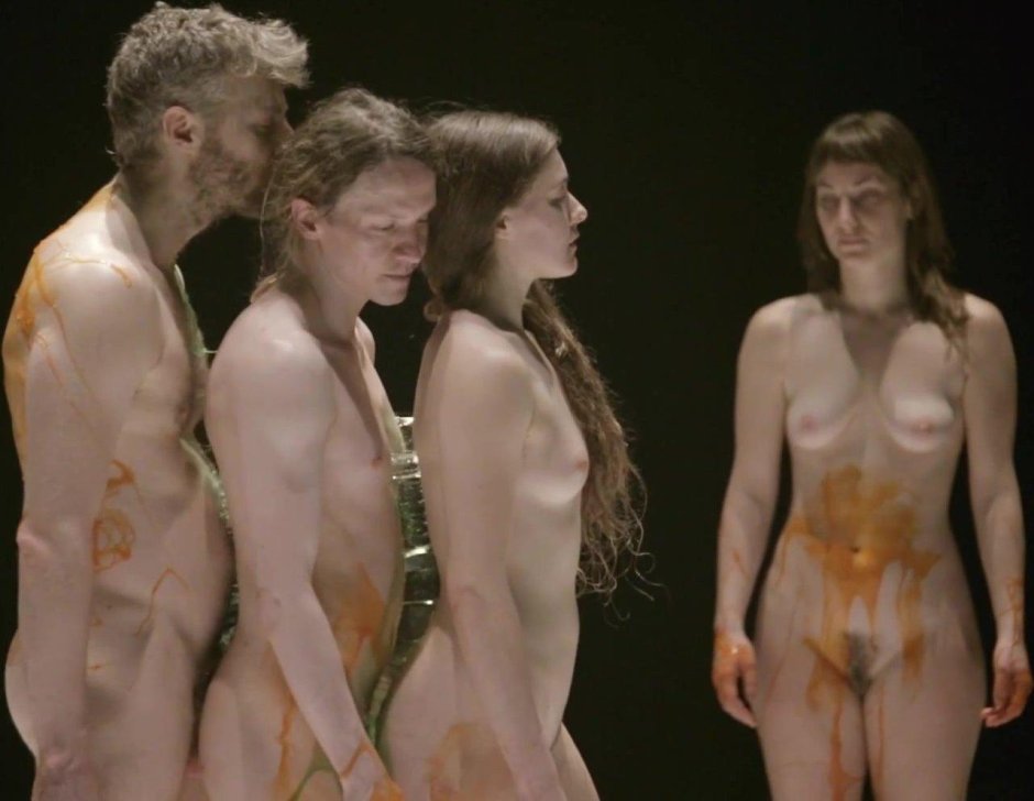 Голые женщины в спектаклях