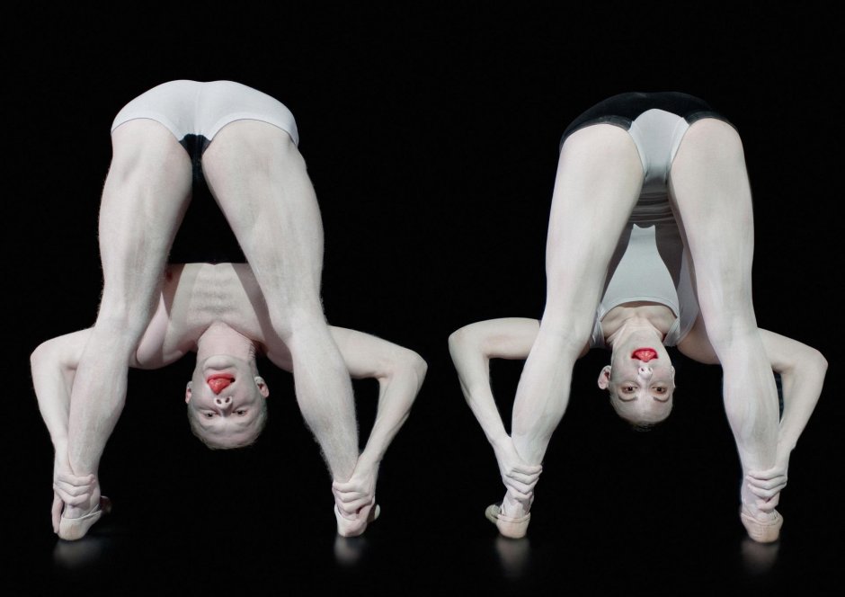 Перформанс голый театр