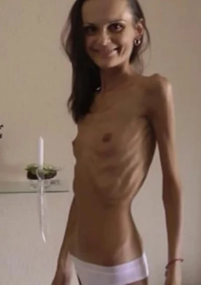 Худая голая девушка