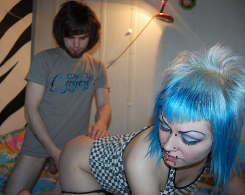 Девушка с синими волосами