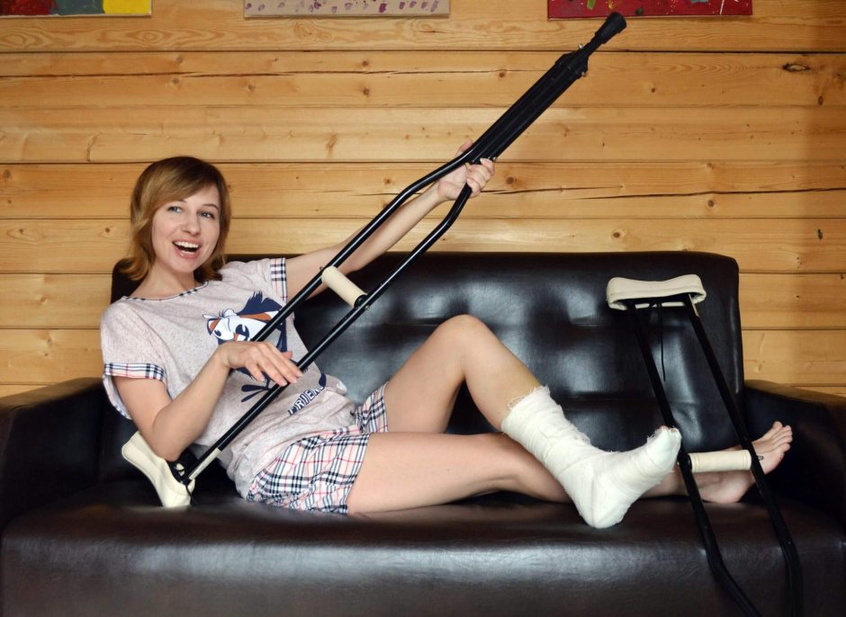 Девушка сломала ногу