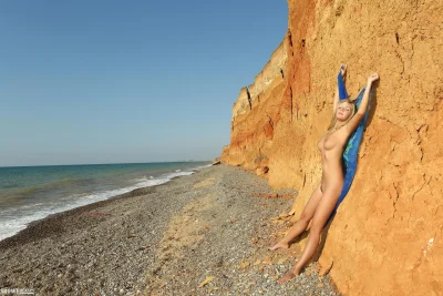 Голые у моря