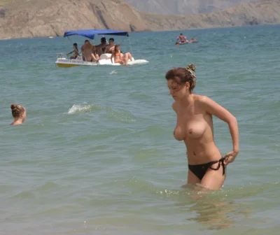 На пляже топлес