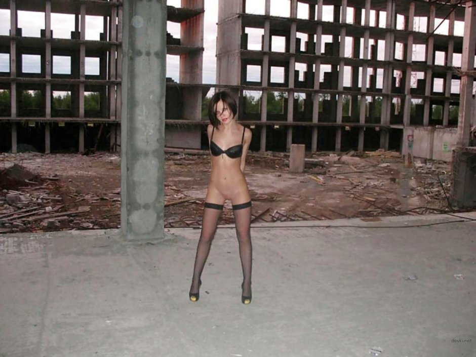 Голая в чулках на стройке