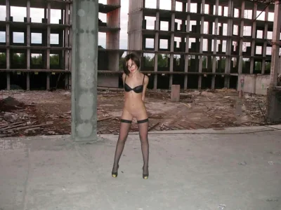 Голая в чулках на стройке