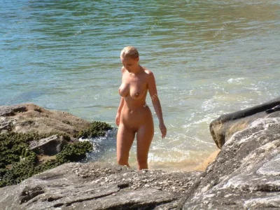 Голая жена на пляже