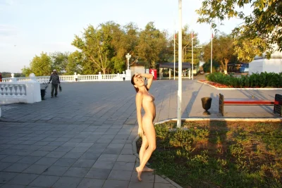 Голая на улице