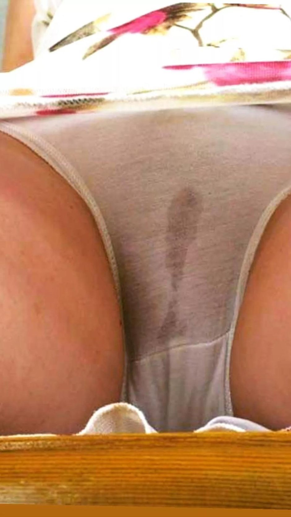 Мокрые трусики под юбкой