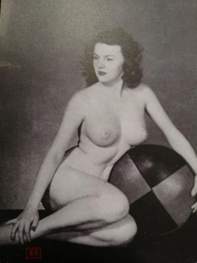 Спысеь голые девки ретро