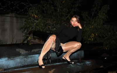 В блестящих колготках