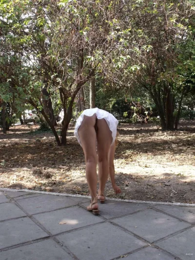 Жена без трусов на прогулке