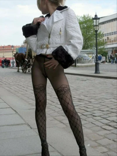 В одних колготках на улице