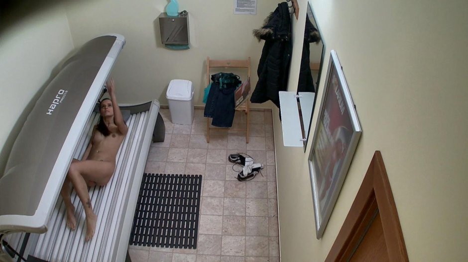 Скрытая камера в солярии