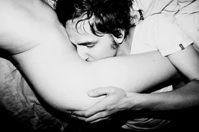 Целует животик