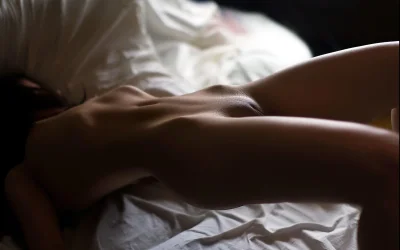 Девушка на кровати ню в темноте