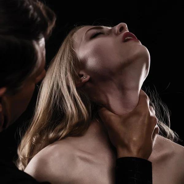 Мужчина душит женщину