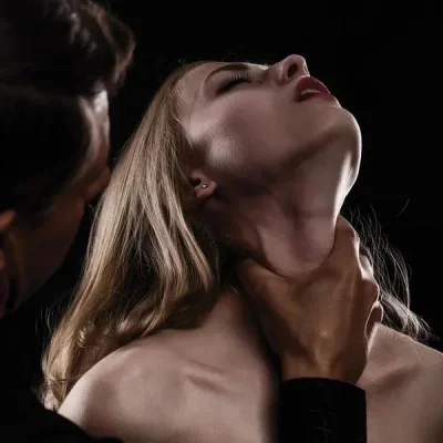 Мужчина душит женщину