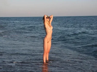 Голые женщины купаются в море