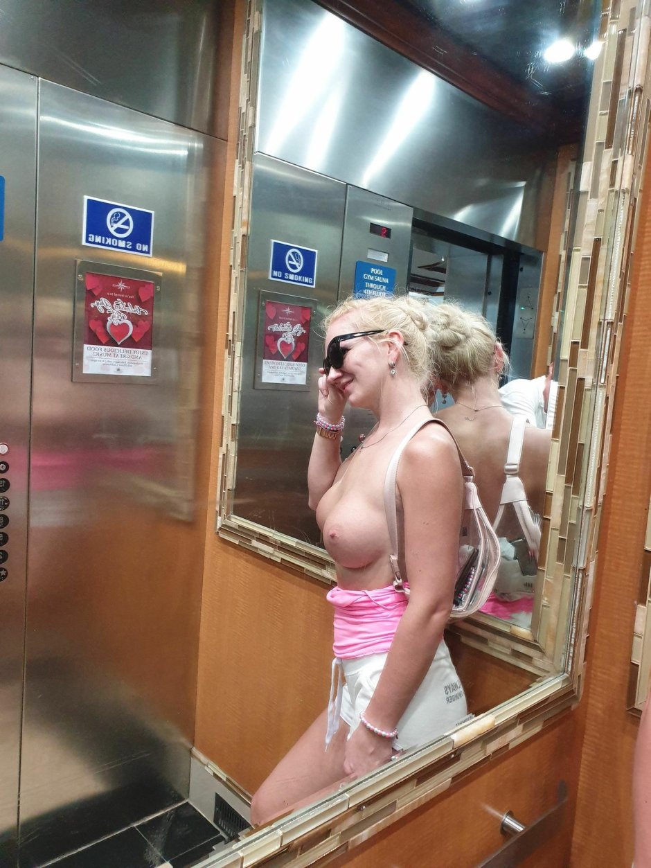 Показ голых моделей