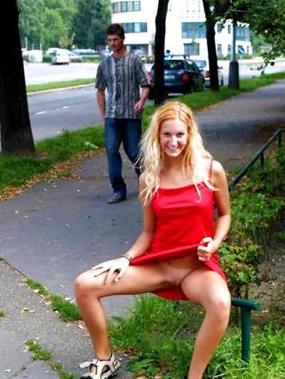 Без трусов под платьем