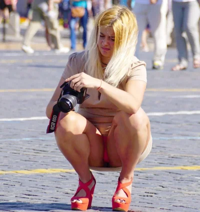 Девушка фотограф засветила