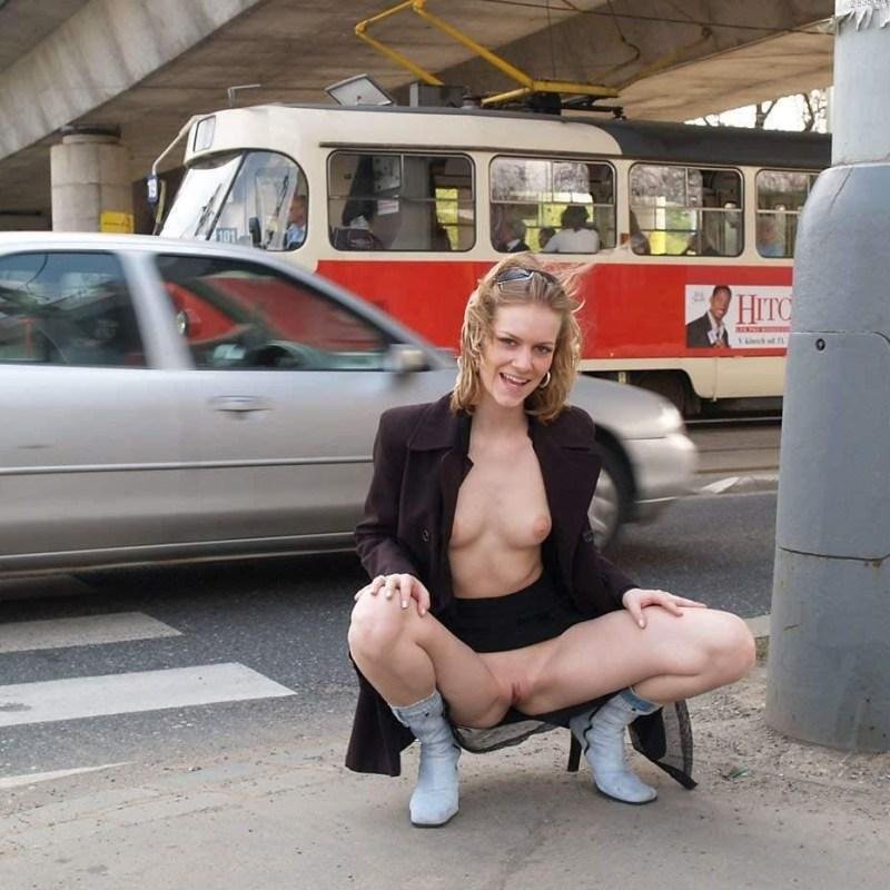 Девушки без трусиков в общественных местах