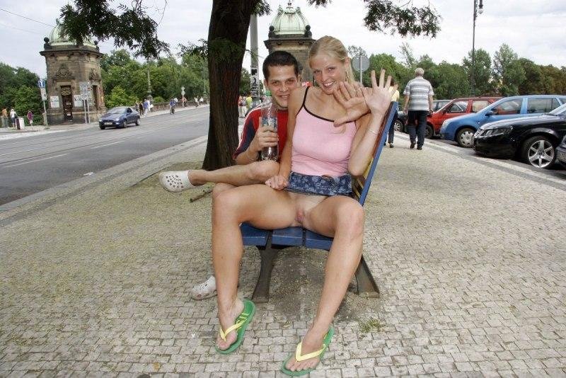 Девушка показывает киску на улице