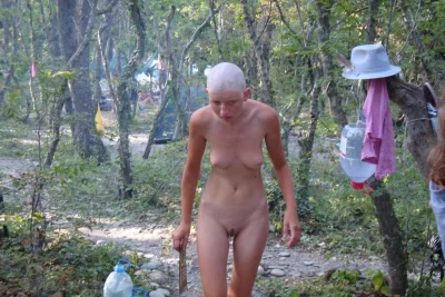 Голышом в лесу