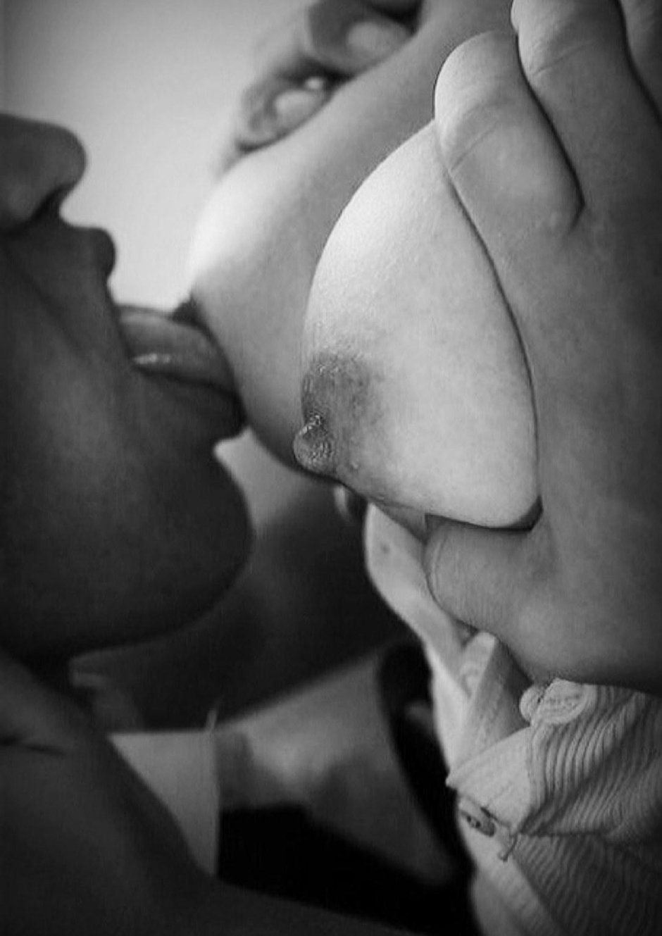 Порно целует грудь