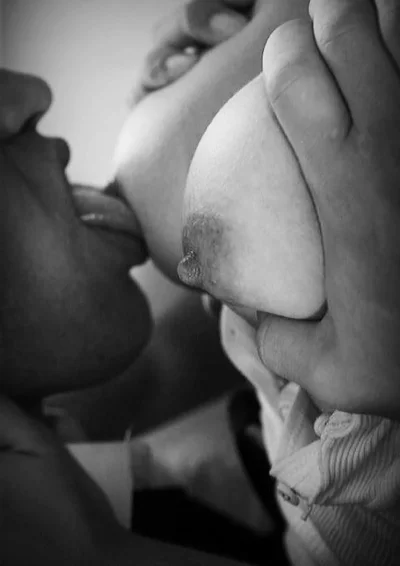 Порно целует грудь