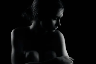 Красивая девушка в темноте