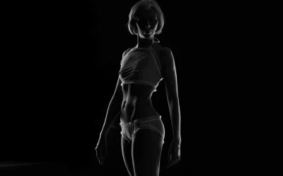 Женское тело на черном фоне